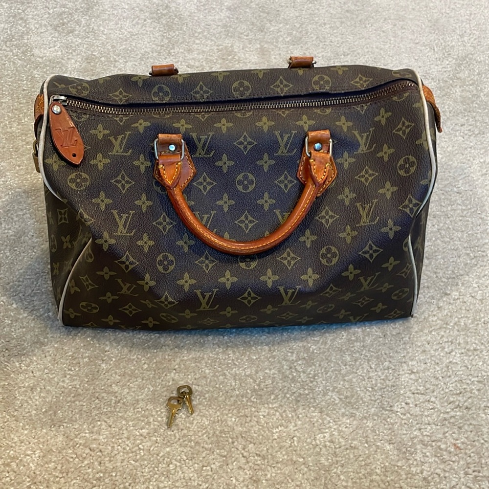 Authentic Louis Vuitton Speedy 35!  Vintage bag! Comes with lock and key